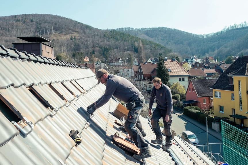 Solarteure montieren PV-Module auf Dach im Harz