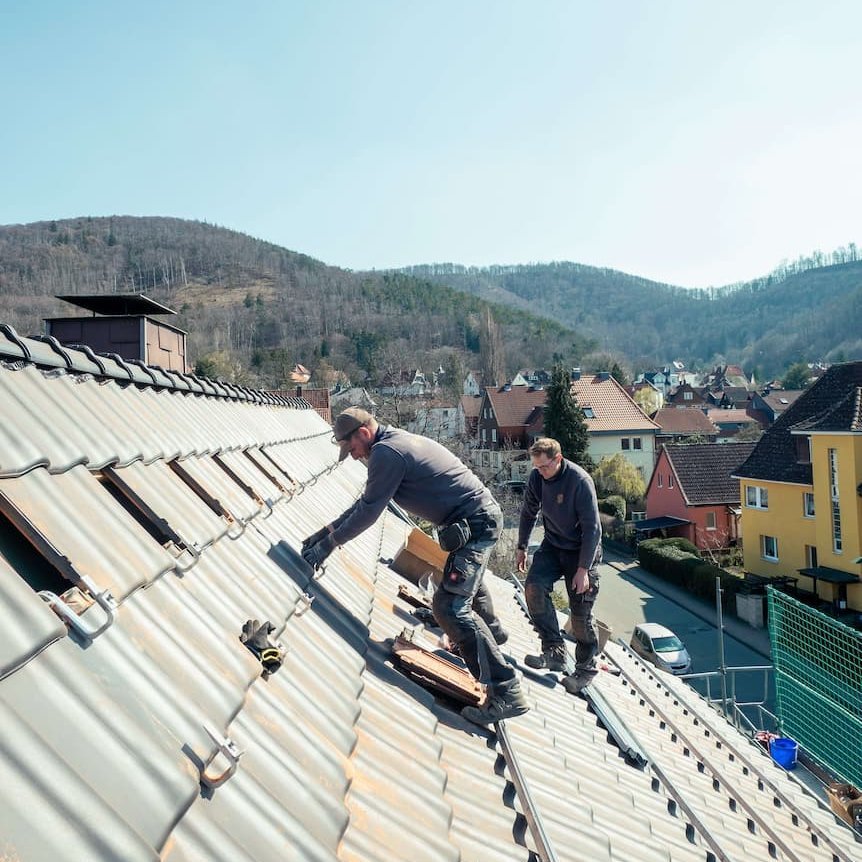 Solarteure montieren Solarmodule auf Dach im Harz